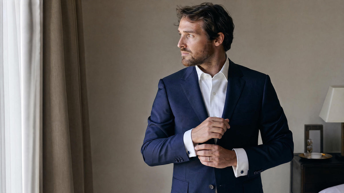 Homme en costume portant une chemise à boutons de manchette, vue lifestyle élégante. Immagine