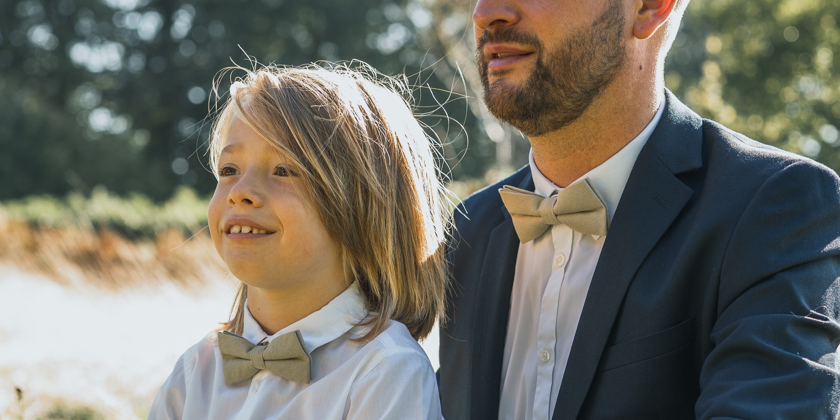 Les Accessoires de Costume pour les Mariages en Plein Air : Guide Estival Immagine