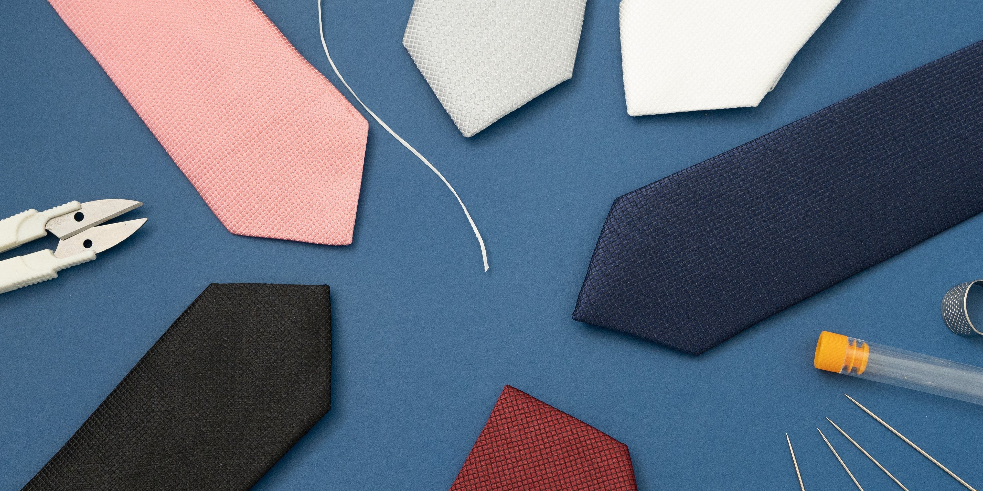 La Tendance Cravates Slim : Comment Adopter un Look Contemporain Immagine