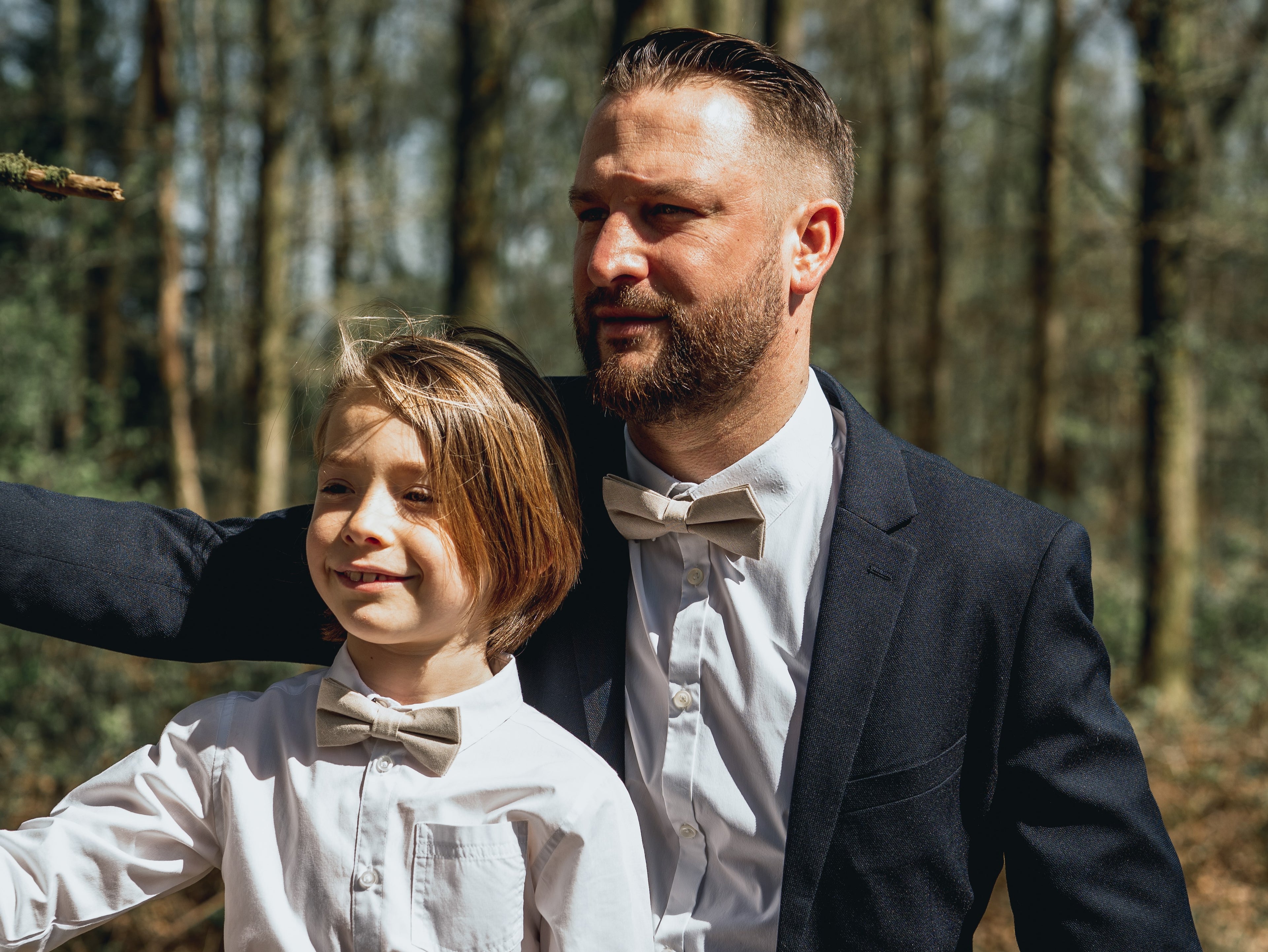 Nœud Papillon Père & Fils : Créez un Duo Stylé et Complice 👔 Immagine